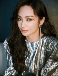 ​詹雯婷透过律师回应阿沁指控其抄袭：请尊重司法