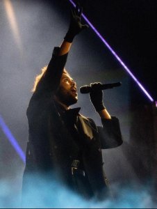 ​盆栽哥演唱会开场10分钟后取消 倒嗓失声绝望道歉