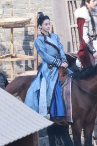 ​杨颖新剧相思令路透曝光 一袭蓝衣帅气骑马