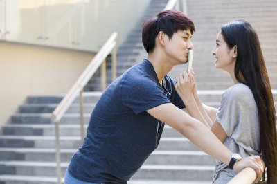 ​初吻技巧大全(第一次接吻该怎么做)