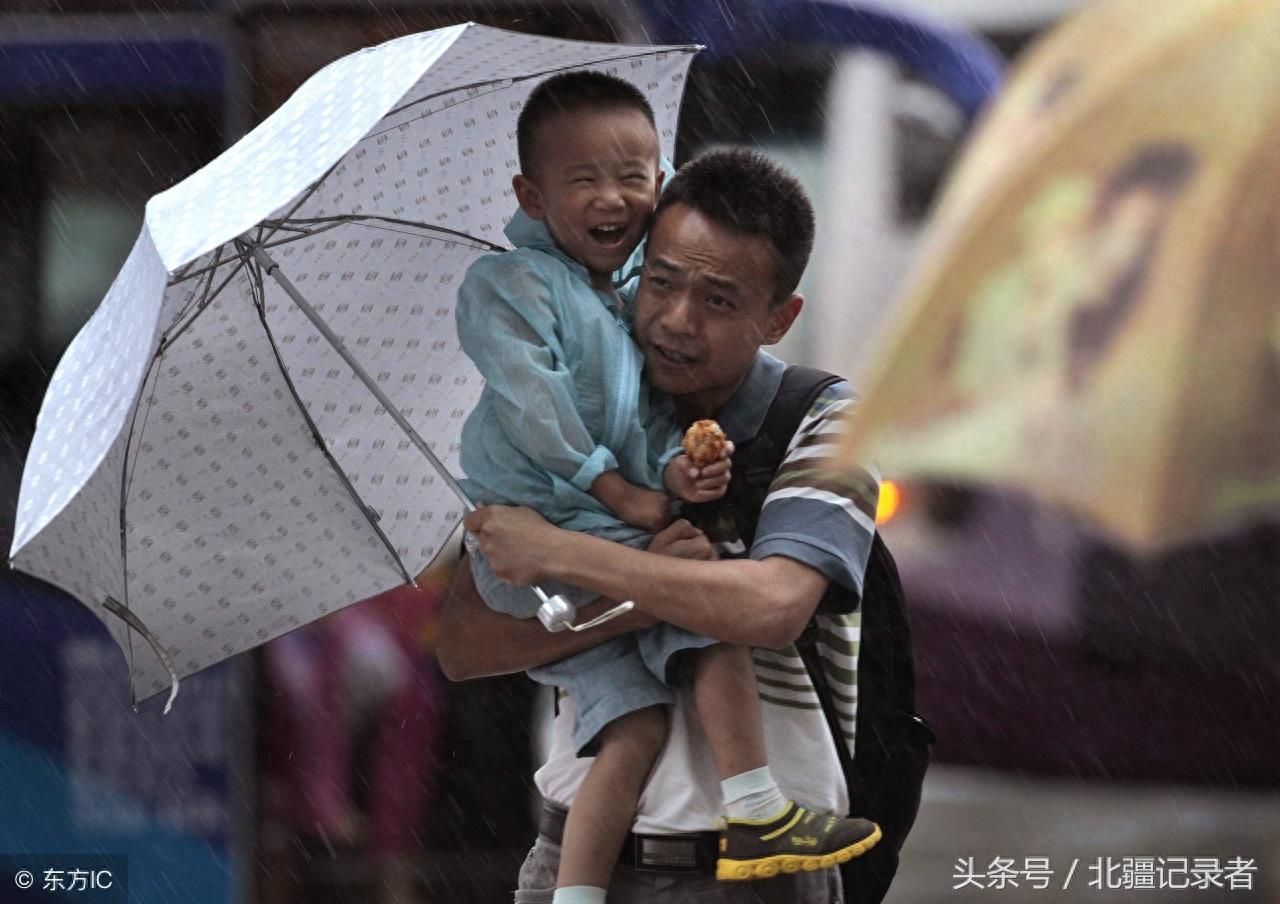 14个父亲背影感人瞬间，哪张打湿了您的眼，哪张又勾起了您的回忆