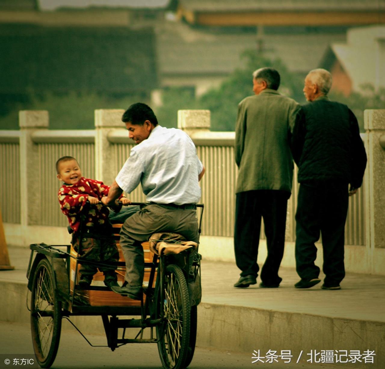 14个父亲背影感人瞬间，哪张打湿了您的眼，哪张又勾起了您的回忆
