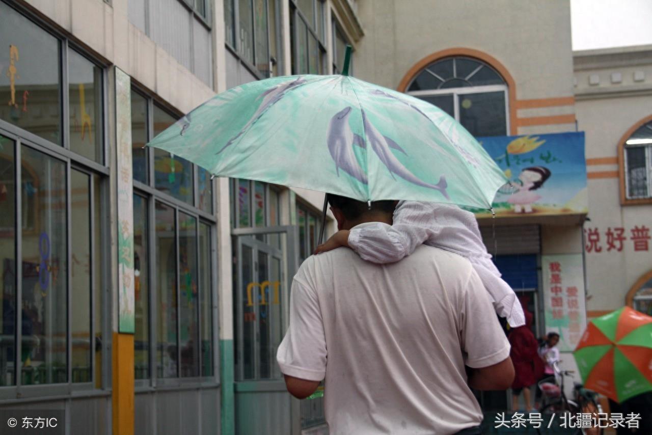14个父亲背影感人瞬间，哪张打湿了您的眼，哪张又勾起了您的回忆