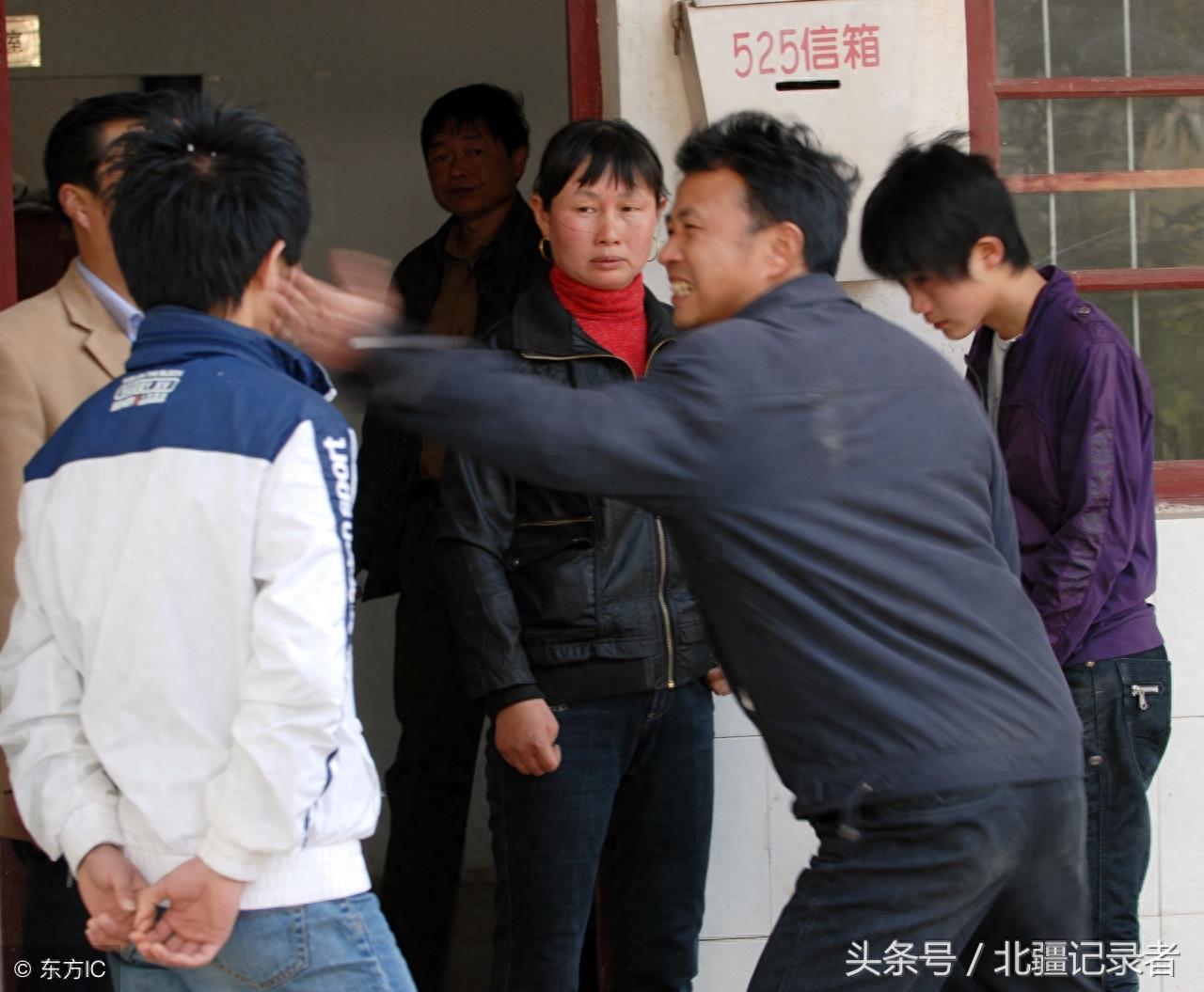 14个父亲背影感人瞬间，哪张打湿了您的眼，哪张又勾起了您的回忆