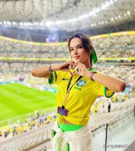​巴西超模安布罗休惊艳亮相世界杯现场，火辣靓丽，少女感十足