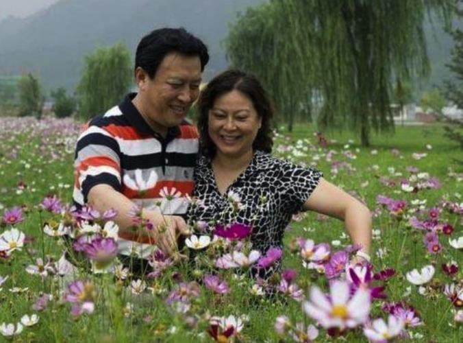 唐国强老婆自杀