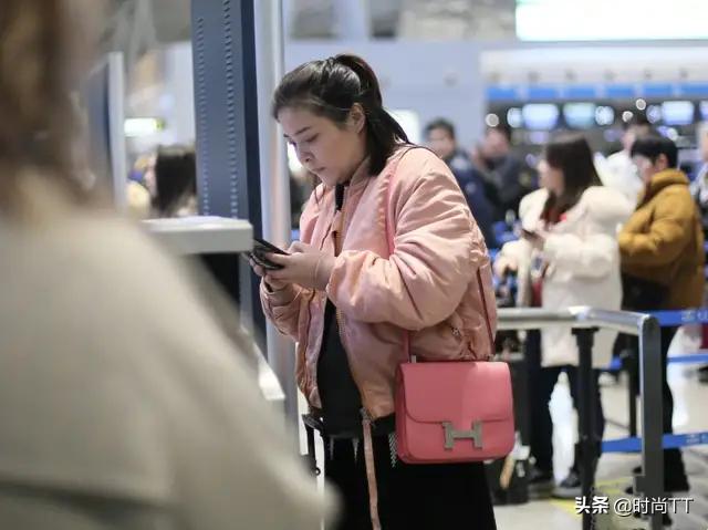 大张伟老婆(大3岁刘迎打扮朴素好勤快)