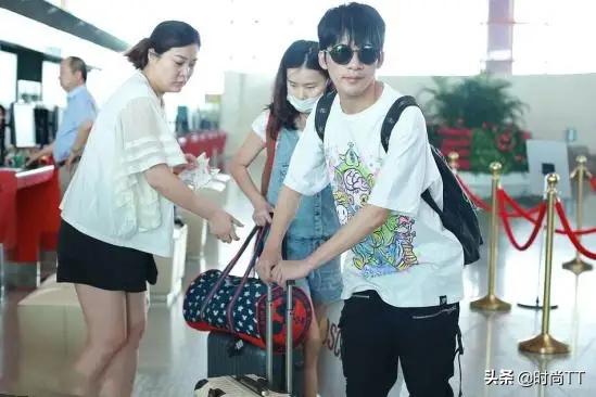 大张伟老婆(大3岁刘迎打扮朴素好勤快)