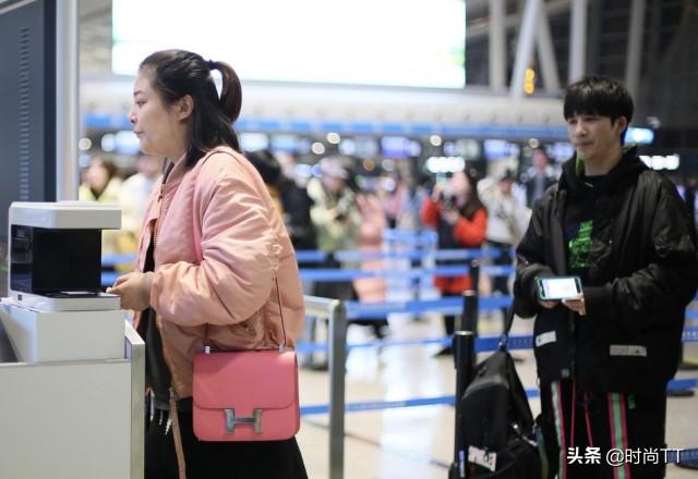 大张伟老婆(大3岁刘迎打扮朴素好勤快)