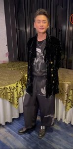 ​黄宗泽年过40变“邋遢”，白发丛生还乱蓬蓬，180身高穿出160效果