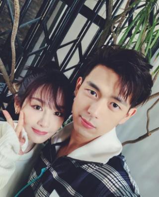 杨紫晒合照为李现庆生，两人对视火花四射，彼此称呼更是甜到不行