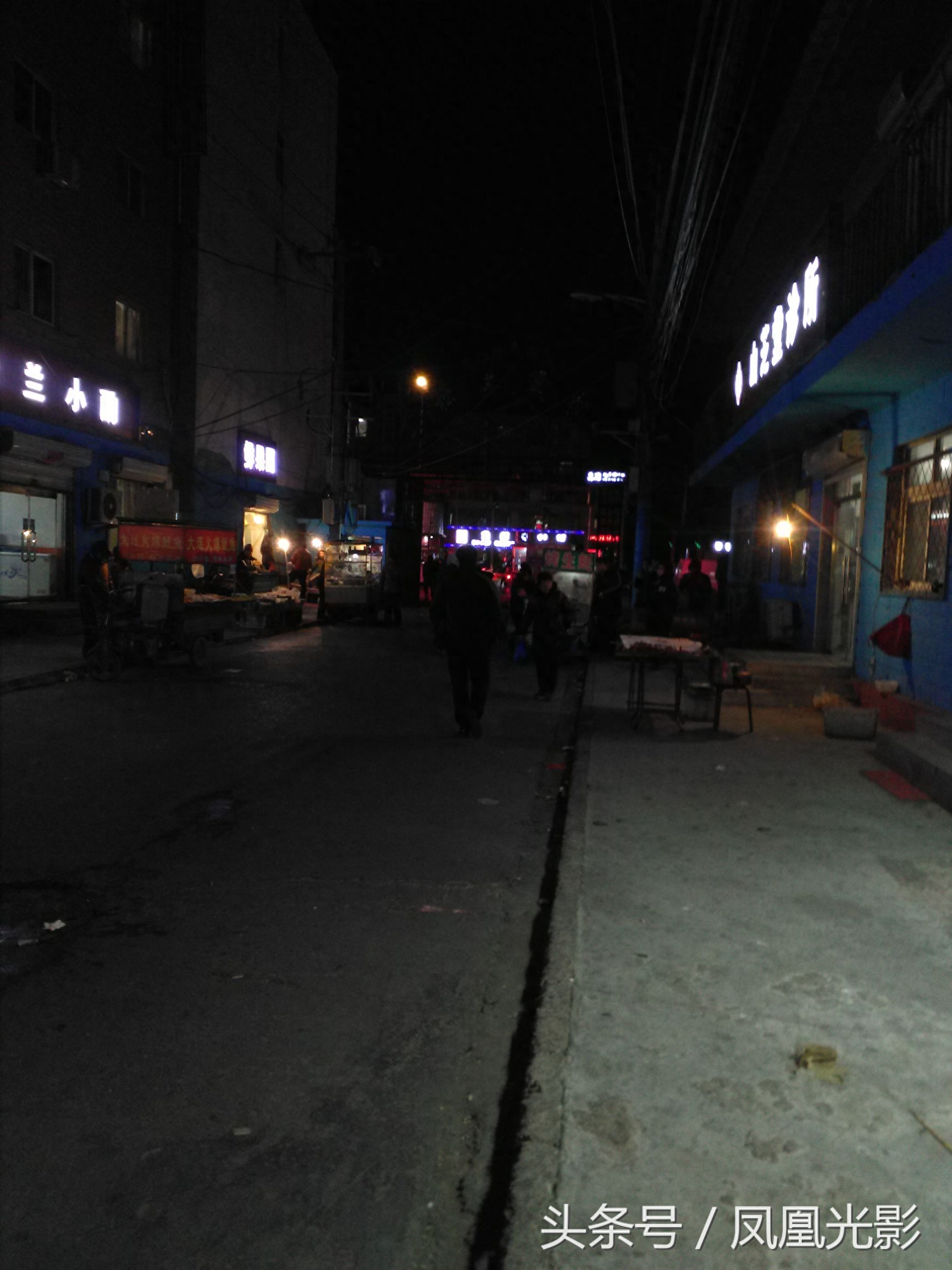 小伙夜里卖狗，国美狗一只才200，小朋友看了后喜欢得都不想走了