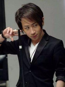 ​41岁刘谦机场现身，小鲜肉秒变中年油腻大叔，简直换了个人