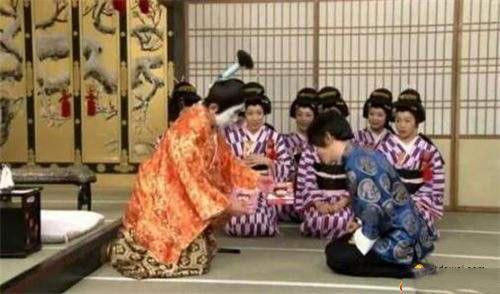 41岁刘谦机场现身，小鲜肉秒变中年油腻大叔，简直换了个人