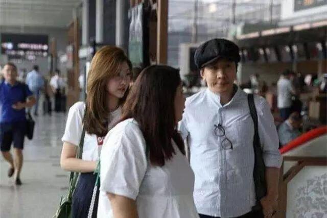 41岁刘谦机场现身，小鲜肉秒变中年油腻大叔，简直换了个人