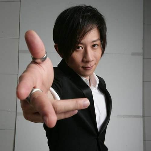 41岁刘谦机场现身，小鲜肉秒变中年油腻大叔，简直换了个人