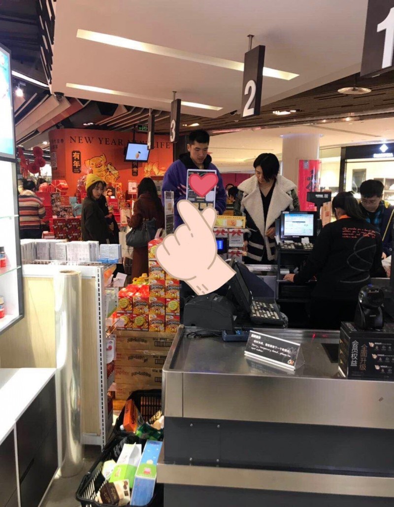 奥运冠军杨方旭恋情曝光（杨方旭和男篮中锋甜蜜购物）