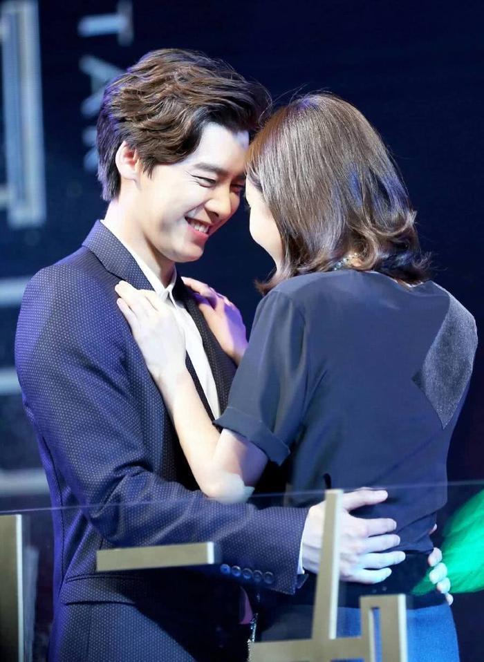 网曝杨幂李易峰在三里屯搂腰亲吻？两人行程透露实情真相