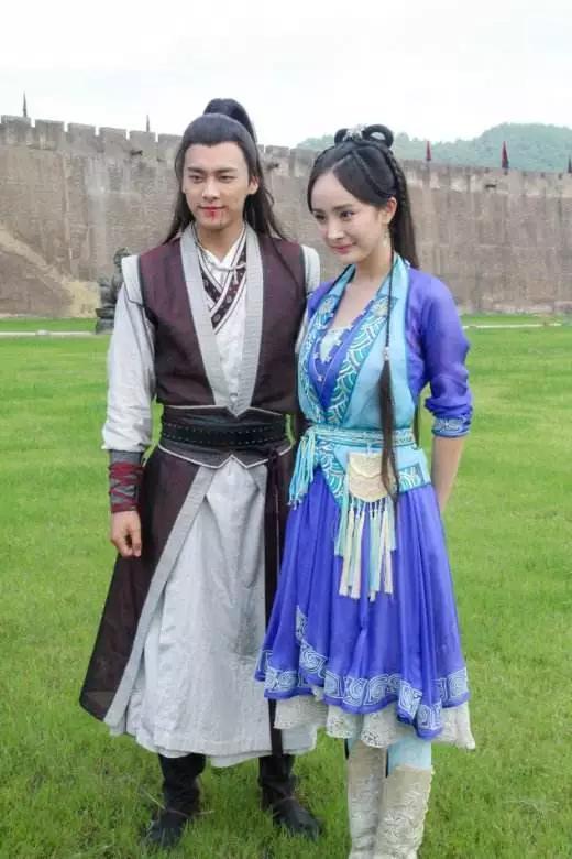 网曝杨幂李易峰在三里屯搂腰亲吻？两人行程透露实情真相