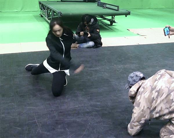 网曝杨幂李易峰在三里屯搂腰亲吻？两人行程透露实情真相