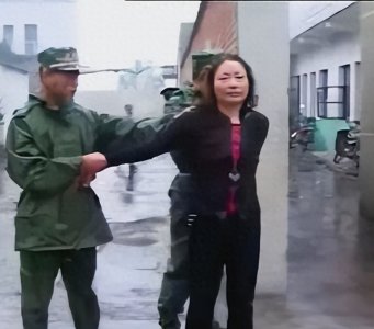 ​枪决女死刑犯的现场，将丈夫活活烧死，面对镜头竟露出诡异微笑