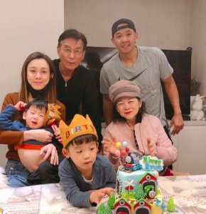 ​范玮琪爸爸失足跌倒去世 大小S发文悼念