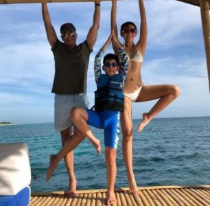 ​胡军妻子晒全家福为老公庆生 16岁女儿身材堪比超模