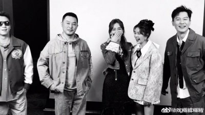 ​老友重聚！杨颖晒奔跑吧黑白合照