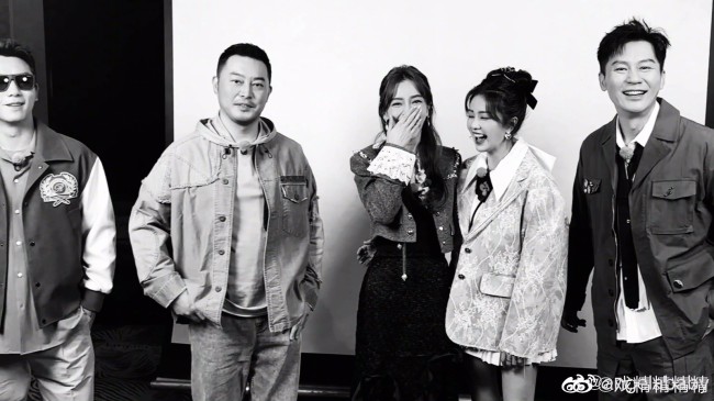 老友重聚!杨颖晒奔跑吧黑白合照