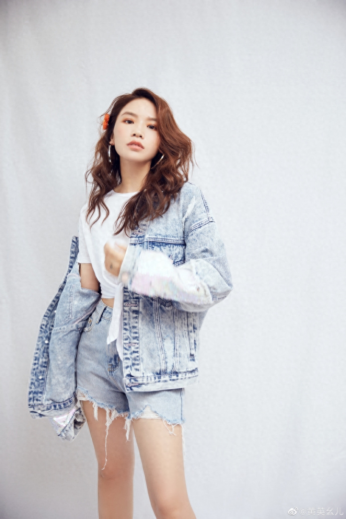 清秀、柔美的女歌手黄英,你知道她的老公,儿子、女儿吗