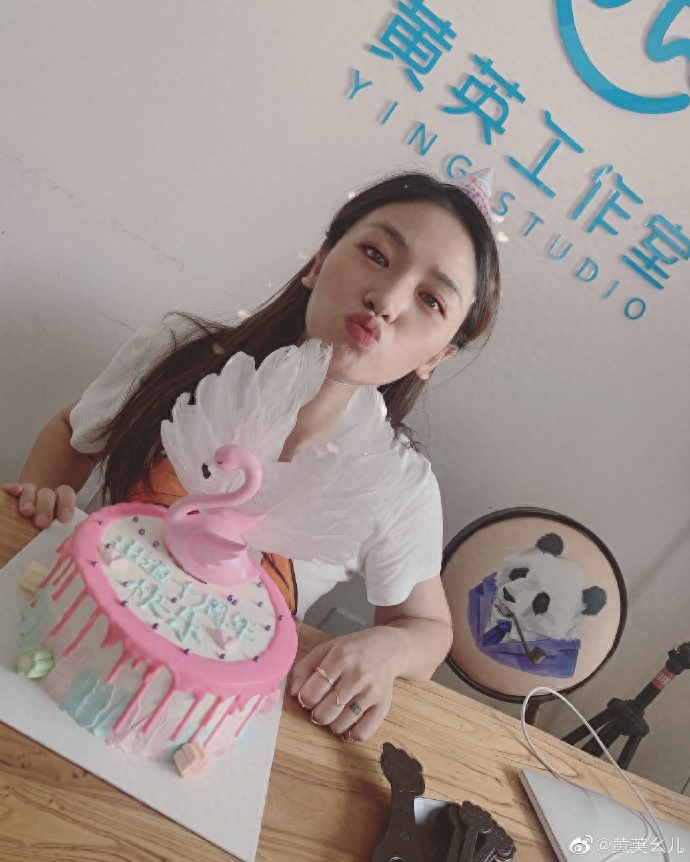 清秀、柔美的女歌手黄英,你知道她的老公,儿子、女儿吗