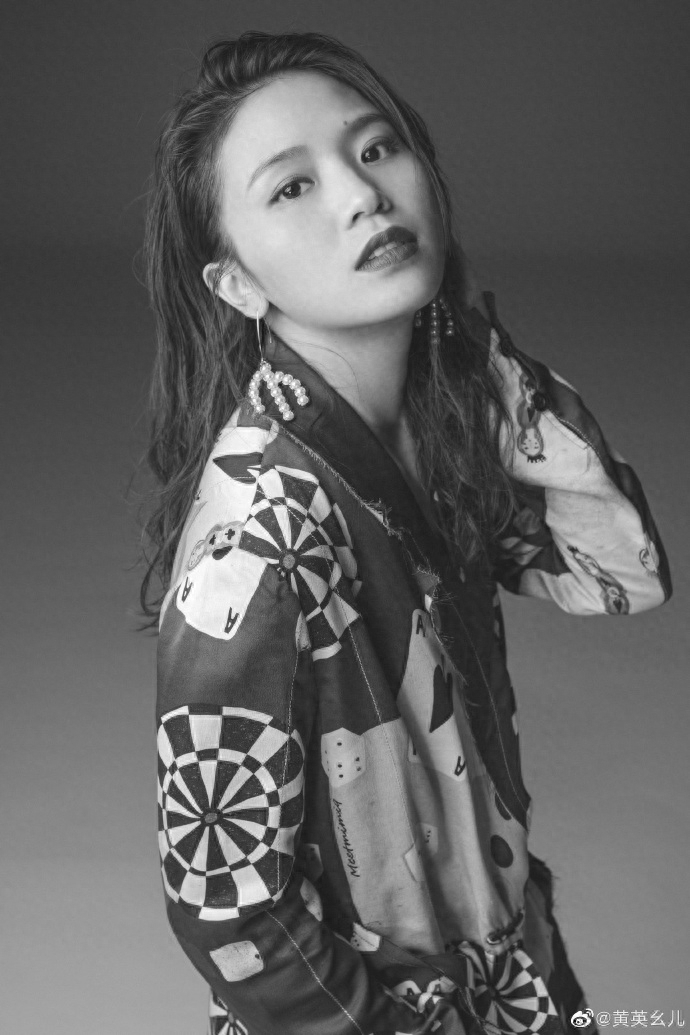 清秀、柔美的女歌手黄英,你知道她的老公,儿子、女儿吗