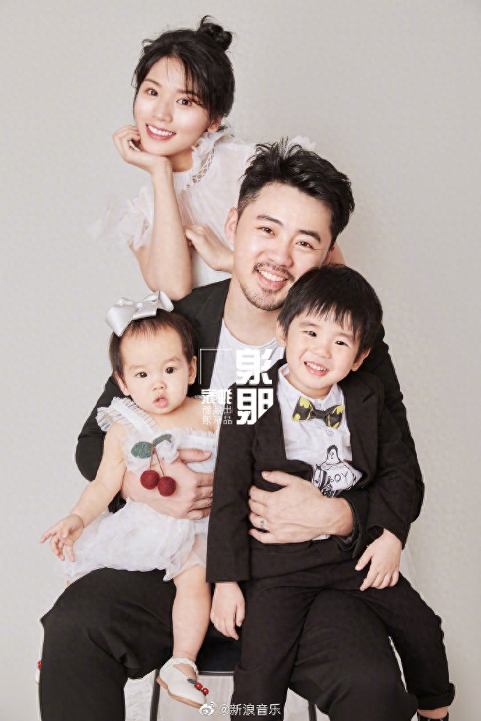 清秀、柔美的女歌手黄英,你知道她的老公,儿子、女儿吗