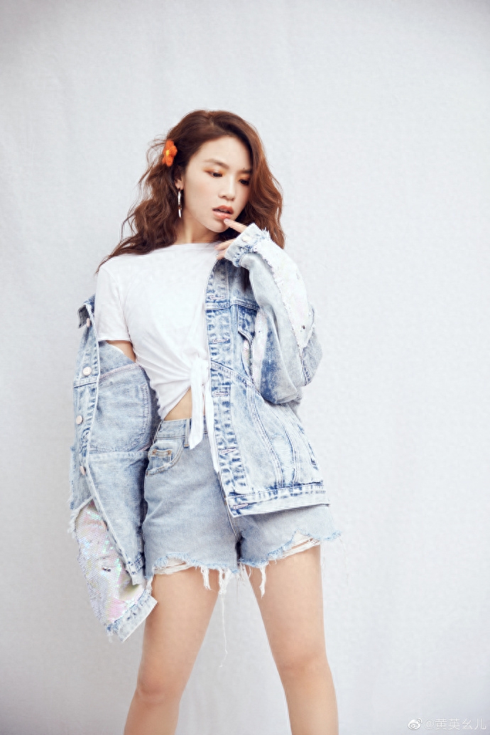 清秀、柔美的女歌手黄英,你知道她的老公,儿子、女儿吗