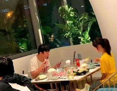 ​曝王思聪带新女友吃火锅 女方模样清纯撞脸章泽天