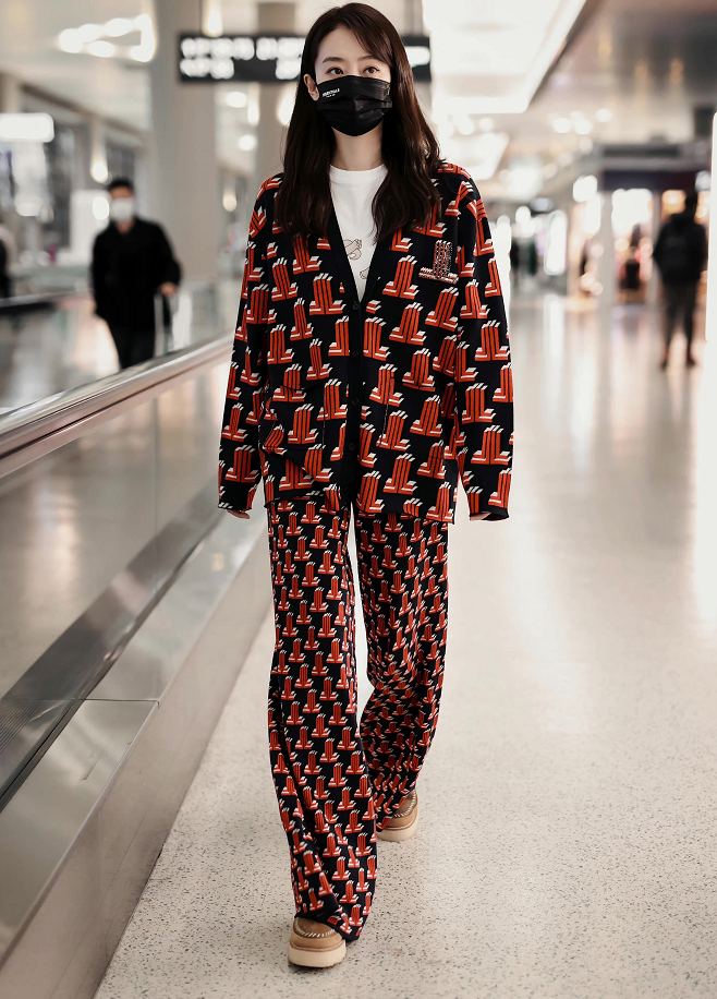 张小斐生日咖位飞升,时尚品味改头换面,穿万元大衣千元鞋子出街