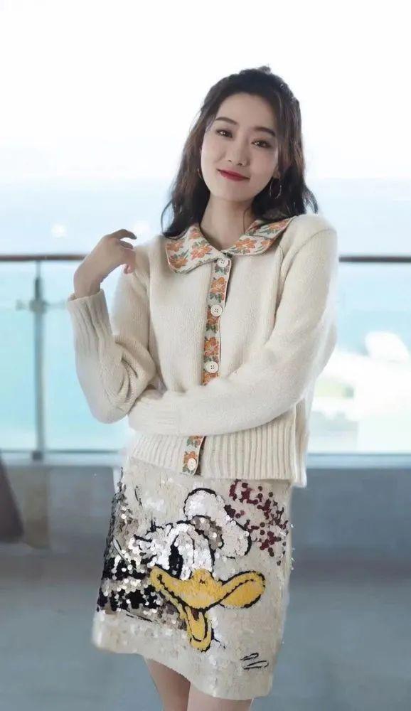 张小斐生日咖位飞升,时尚品味改头换面,穿万元大衣千元鞋子出街