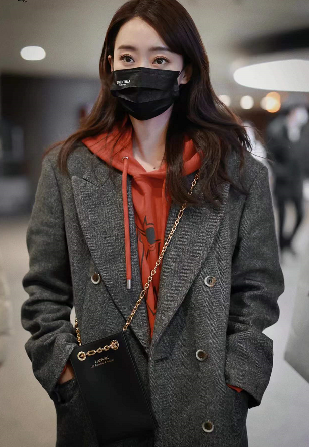 张小斐生日咖位飞升,时尚品味改头换面,穿万元大衣千元鞋子出街