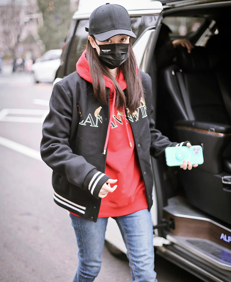 张小斐生日咖位飞升,时尚品味改头换面,穿万元大衣千元鞋子出街