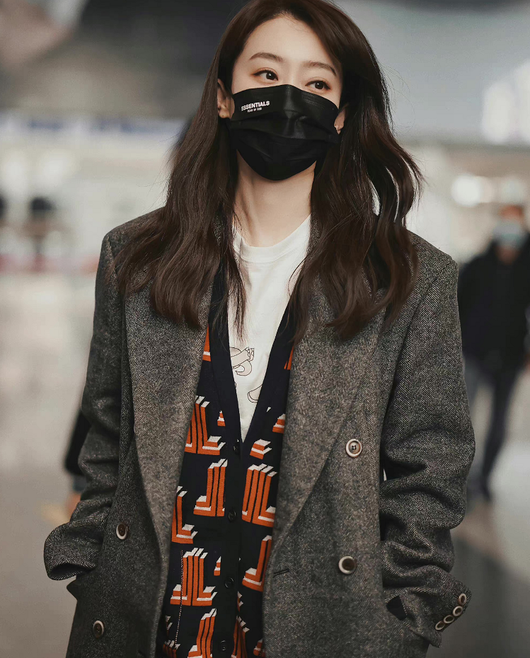 张小斐生日咖位飞升,时尚品味改头换面,穿万元大衣千元鞋子出街