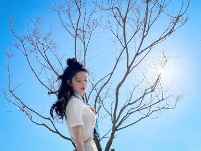 ​李沁穿蓝色半裙清纯动人 在阳光下白到发光