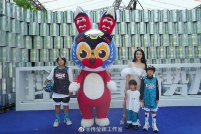 ​邹市明老婆冉莹颖带三娃出席活动 抹胸短裙穿着引争议