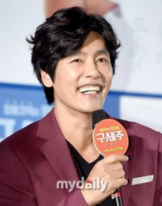 ​“金馆长”崔成国将结婚 新娘是圈外女性