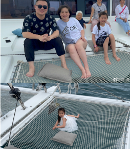 ​岳云鹏老婆真人照片（岳云鹏一家出海游玩，老婆穿短裤双腿白嫩，母亲手戴玉镯