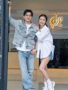 ​时隔25年，林心如苏有朋同框上节目，见面热情相拥，叹：“好久不见”