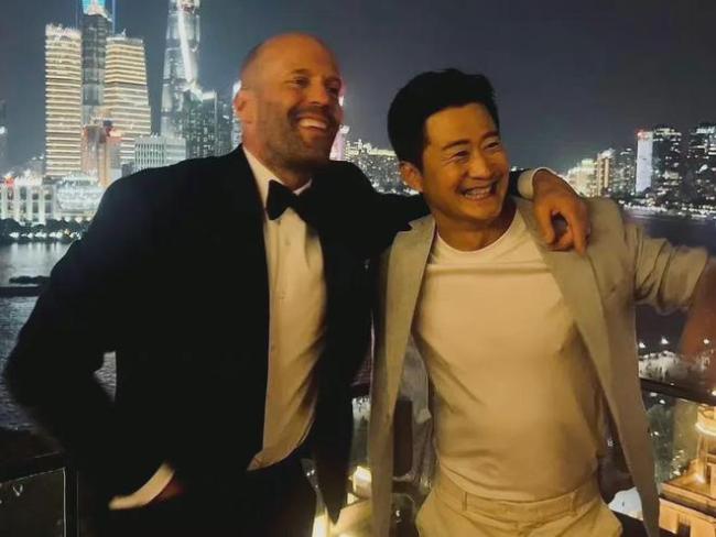 地表最强组合!吴京杰森斯坦森外滩吃饺子,还喝了二锅头