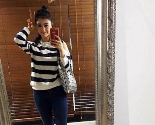 蒋欣曝出自己的家:床上放着几个布娃娃,快40岁还像个小孩一样