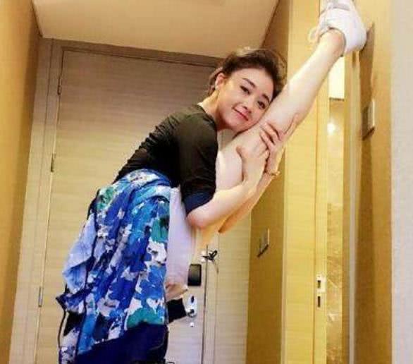 蒋欣曝出自己的家:床上放着几个布娃娃,快40岁还像个小孩一样