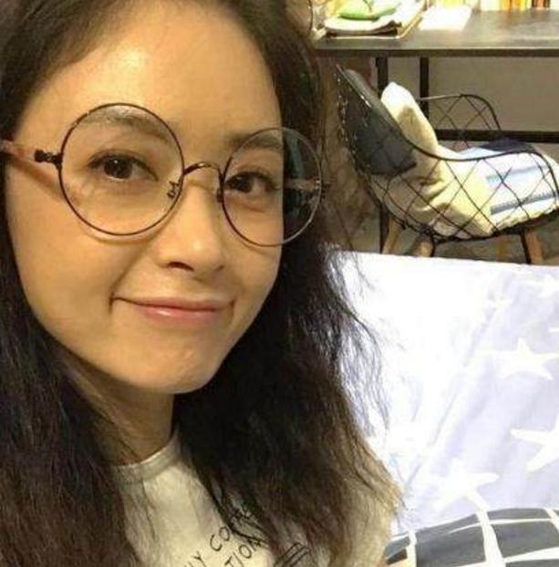 蒋欣曝出自己的家:床上放着几个布娃娃,快40岁还像个小孩一样