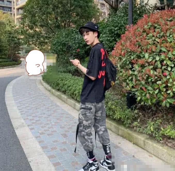 杨清柠与男友罕见合照,亲密画面让人感动,比王乐乐会撩?